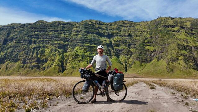 <p>Fergal Guihen pictured taking a breather from his epic cycle from Perth to Melbourne.</p>