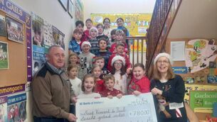 <p>The First, Second and Sixth Class pupils from Gaelscoil de hÍde, Roscommon recently raised €780 carol singing for SVP Roscommon’s Christmas Appeal. Picture shows Alex from SVP Roscommon, Gaelscoil pupils and Deputy Principal, Laoise Nic an Rí at the presentation of the cheque. </p>