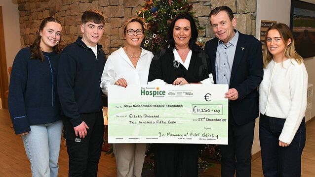 <p>Pictured presenting the cheque to Martina Jennings, CEO Mayo Roscommon Hospice Foundation, is Liza along with Edel’s husband Paul and their children Eva,Ellen &amp; Tom. Pic: Gerard O’Loughlin. </p>