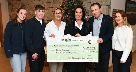 Cheque presented to Hospice in memory of Edel