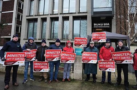 Farmers call for Bord Bia chairman to resign as they protest outside offices