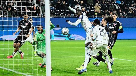 Kolo Muani scores to help Tottenham into last 16
