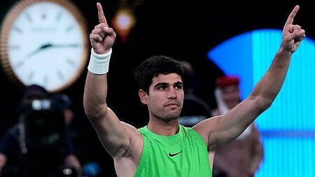 Carlos Alcaraz battles past Alexander Zverev in epic Australian Open semi-final