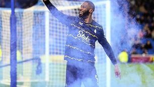 Luke Littler fights off Ross Smith to reach quarter-finals of World Masters