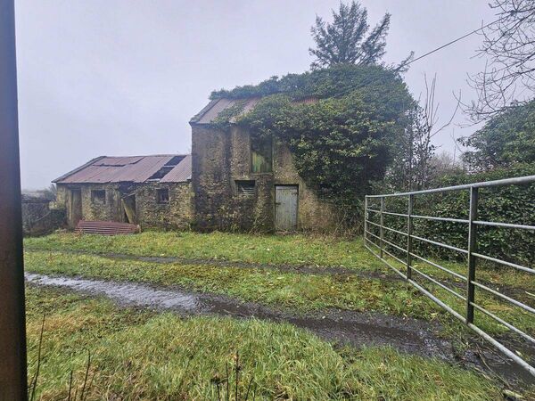 The residential farm farm contains several outbuildings. The residential farm farm contains several outbuildings.