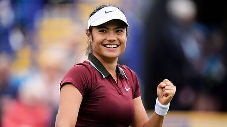 Emma Raducanu bounces back from split with coach to advance at Winners Open