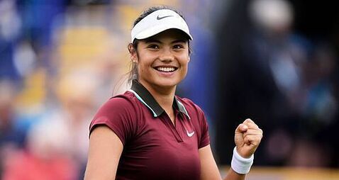 Emma Raducanu bounces back from split with coach to advance at Winners Open