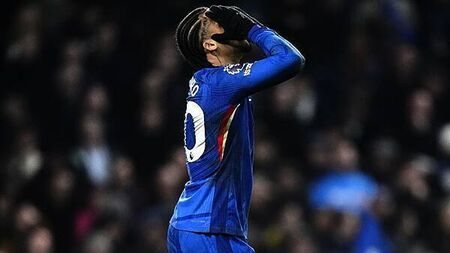 Chelsea throw away two-goal lead to drop points at Leeds