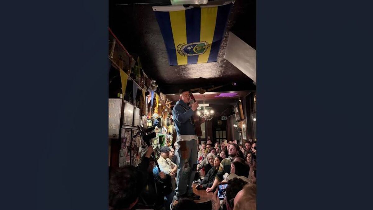 Watch: Famous singer plays impromptu gig in Rossie pub in London