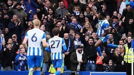 Danny Welbeck hits Brighton winner to keep Nottingham Forest in relegation mire