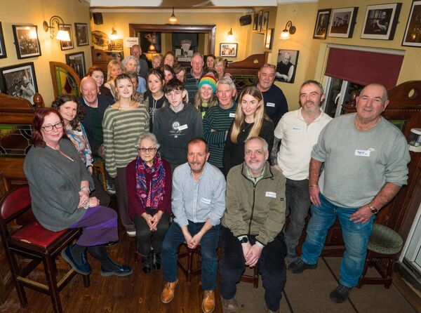 An chéad “Pop Up Gaeltacht” i gCora Droma Rúisc. Slua mór ann idir óg agus aosta. Beidh sé ar siúl gach Luan i Tí Cryan ar a 8 a chlog. Bígí linn. A large crowd of both young and older attended the first Pop Up Gaeltacht event hosted in Cryan’s Teach Ceoil in Carrick. It was decided that the event will continue to be held every Monday evening in Cryan’s at 8 p.m.. All welcome. Pictured seated at front are the organisers Deasún Lyons and Rory Layden with the attendees. Pic: Gerry Faughnan 