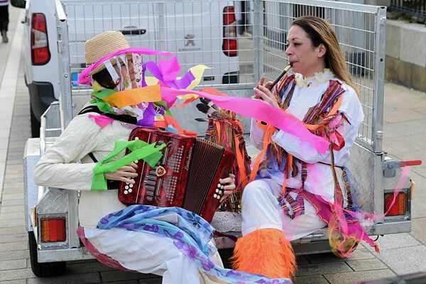 Roscommon Comhaltas members Patricia Morris and Edwina Farmer entertaining the gathering during the Roscommon Town Easter Parade. Pic: Gerard O'Loughlin