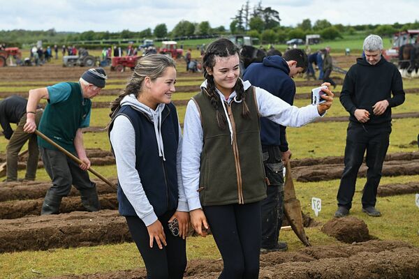 Ali Doolan, Fuerty and Sadhbh O’Neill, Castlestrange, pictured at the County Roscommon Ploughing Championships in Fuerty last weekend. Pic: Gerard O’Loughlin Ali Doolan, Fuerty and Sadhbh O’Neill, Castlestrange, pictured at the County Roscommon Ploughing Championships in Fuerty last weekend. Pic: Gerard O’Loughlin