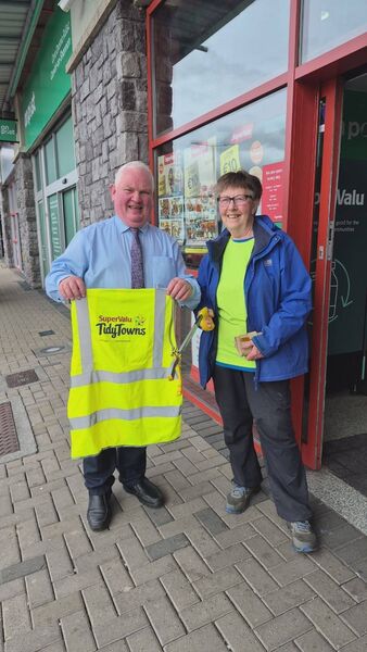 Paraic Glancy, Supervalu, Carrick on Shannon presents Elphin Tidy Towns with new litter pickers. 