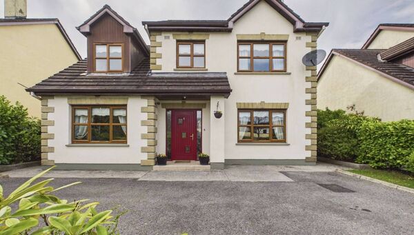 Located in a quiet and well-kept development in the heart of Roosky village, Number 3 Watervale offers bright, spacious accommodation. 