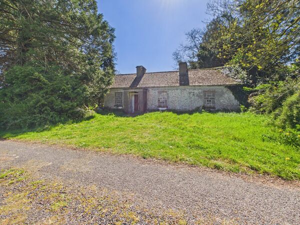 The holding includes a traditional derelict residence, standing on its own site and offering considerable refurbishment potential. The holding includes a traditional derelict residence, standing on its own site and offering considerable refurbishment potential.