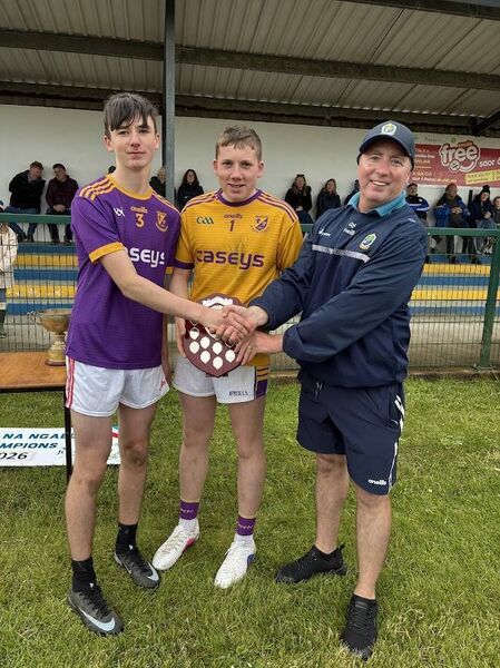 Roscommon Gaels joint captains, Fionn Hughes and Russ Reynolds, accept the Cóiste Iomana Shield from Cóiste Iomana Secretary, Liam Dolan, following the recent Féile final in Ballyforan. Roscommon Gaels joint captains, Fionn Hughes and Russ Reynolds, accept the Cóiste Iomana Shield from Cóiste Iomana Secretary, Liam Dolan, following the recent Féile final in Ballyforan.