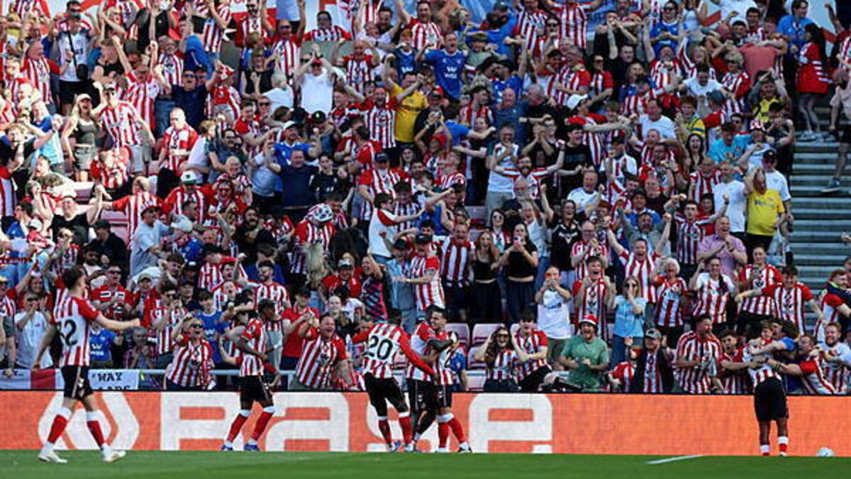 Sunderland earn Europa League place with win over 10-man Chelsea