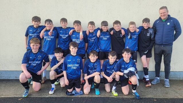 <p>Eddie Lohan of Castle Street Tyres, Roscommon presents a set of new training tops to the Roscommon Town U-12 soccer team, sponsored by Castle Street Tyres.</p>
