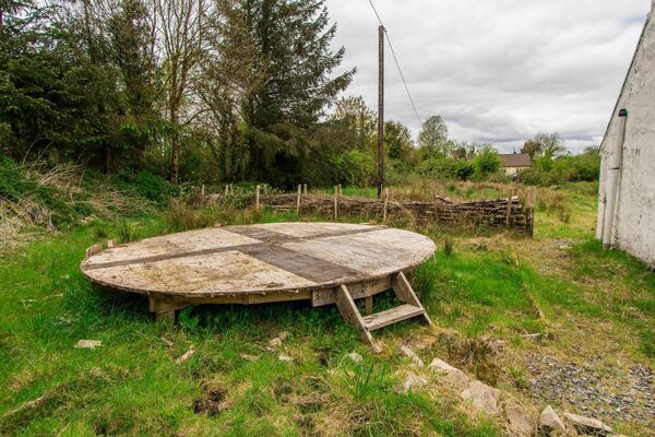 One of the standout features of this property is its extensive rear garden, which previously produced an impressive abundance of home-grown vegetables and fruits. One of the standout features of this property is its extensive rear garden, which previously produced an impressive abundance of home-grown vegetables and fruits.