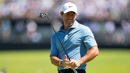 Rory McIlroy makes strong start to third round in pursuit of US Open leader