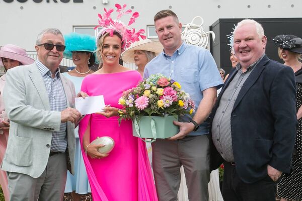 Pictured at Ladies' Day at Roscommon Racecourse on Monday evening are Anthony Cahill of SuperValu Castlerea, SuperValu Best Dressed Lady winner Leah Kelly of Sligo, Stephen McGuinness of SuperValu Strokestown, and Padraig Glancy of SuperValu Carrick-on-Shannon. Pictured at Ladies' Day at Roscommon Racecourse on Monday evening are Anthony Cahill of SuperValu Castlerea, SuperValu Best Dressed Lady winner Leah Kelly of Sligo, Stephen McGuinness of SuperValu Strokestown, and Padraig Glancy of SuperValu Carrick-on-Shannon.