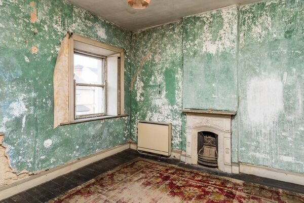 The generous proportions are immediately evident in the property, with ceiling heights of approximately 10 feet on the ground floor and 9 feet on the first floor. The generous proportions are immediately evident in the property, with ceiling heights of approximately 10 feet on the ground floor and 9 feet on the first floor.
