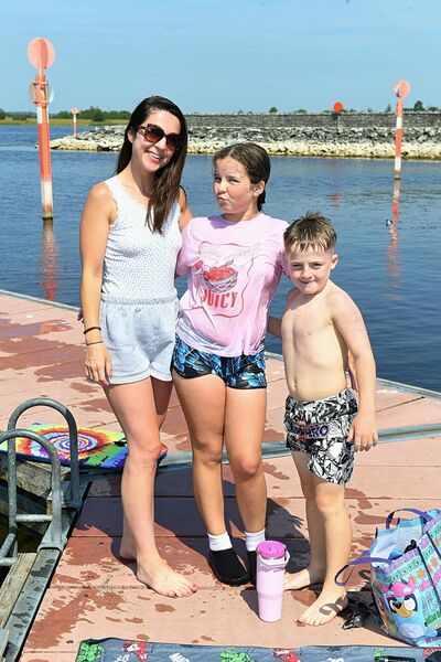 Selina, Ella and Aaron Jinks, Knockcroghery enjoying the sun at Portrun. Pic: Gerard O’Loughlin 