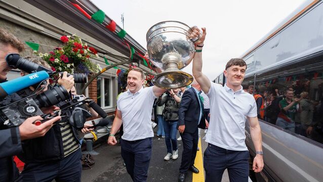 <p>Mayo senior football manager, Andy Moran, and captain, Jack Coyne, bring the Sam Maguire Cup back to Mayo on Monday evening. Picture: INPHO/James Crombie</p>