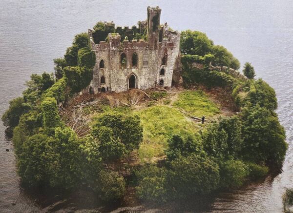 Castle Island, a small limestone outcrop near the centre of Lough Key, is best known for its dramatic ruins and its centuries-long association with the MacDermott dynasty, Lords of Moylurg. 