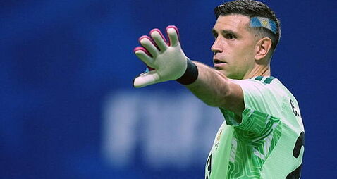 Chelsea offered chance to sign keeper Emiliano Martinez by his representatives