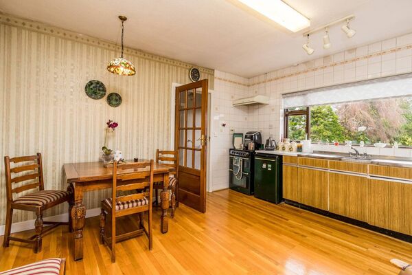 The kitchen is bright and spacious. The kitchen is bright and spacious.