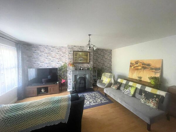 The living rooms is bright and spacious. The living rooms is bright and spacious.
