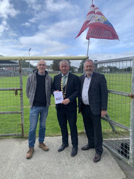 Pictured at Duggan Park, Ballinasloe at the launch of his booklet ‘The Ballinasloe Invincibles’ last Saturday was Steve Dolan, along with Cathaoirleach Andrew Reddington, and Cllr Sean Broderick. Pictured at Duggan Park, Ballinasloe at the launch of his booklet ‘The Ballinasloe Invincibles’ last Saturday was Steve Dolan, along with Cathaoirleach Andrew Reddington, and Cllr Sean Broderick.