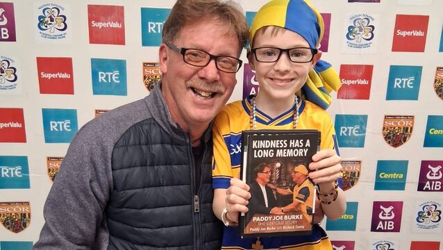 <p>The two Paddy Joes! Paddy Joe Burke pictured with Daire O'Connor at the parish Scór Na nÓg Finals in Knockcroghery.</p>